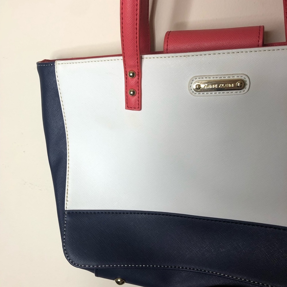 ✨SOLD✨                              Anne Klein Beautiful Spring/Summer Purse ✨